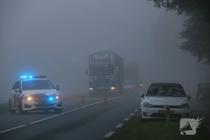 Drie auto's botsen in dichte mist