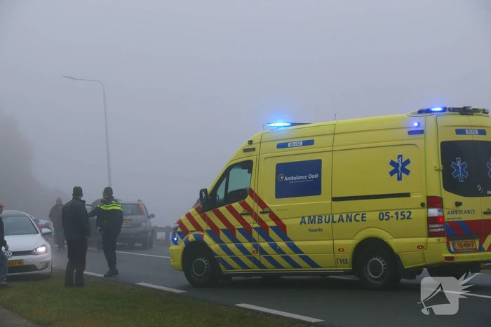 Drie auto's botsen in dichte mist