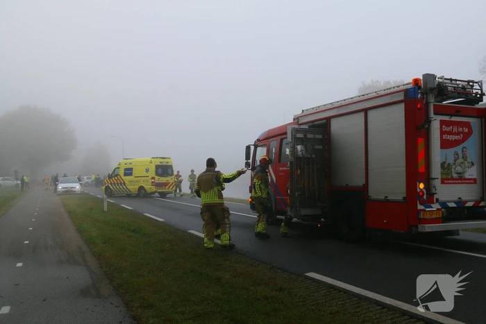 Drie auto's botsen in dichte mist