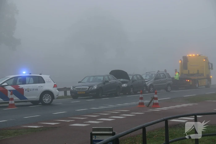 Drie auto's botsen in dichte mist