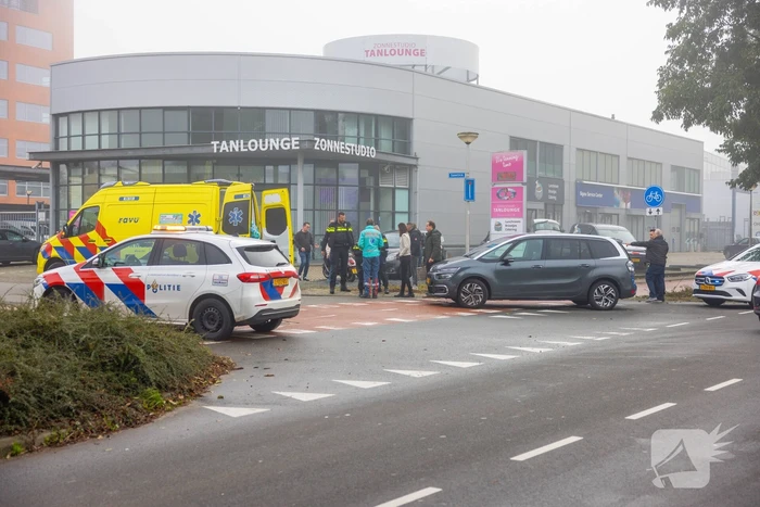 Brommerrijdster gewond bij aanrijding met auto op Calveen