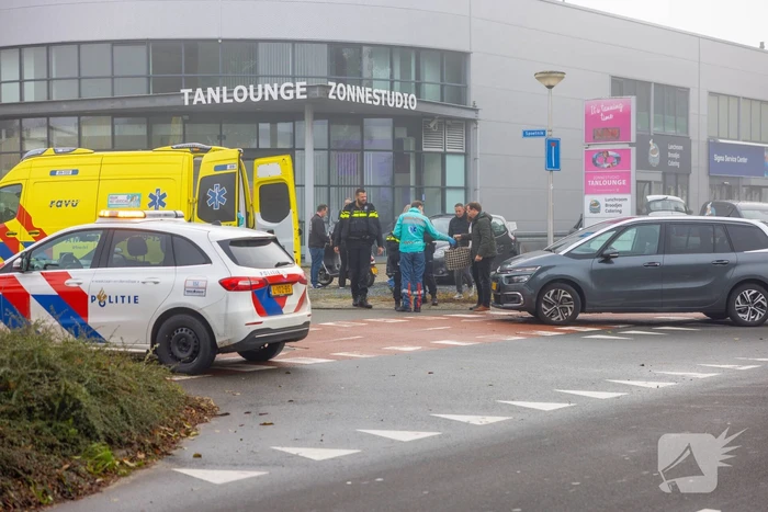 Brommerrijdster gewond bij aanrijding met auto op Calveen