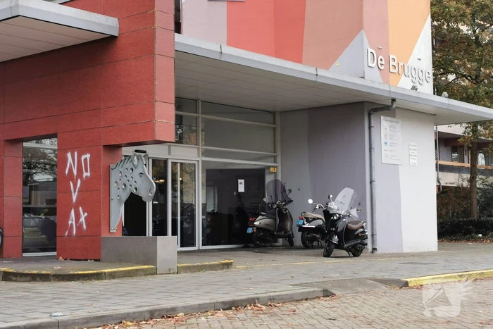 Meerdere panden beklad met leuzen