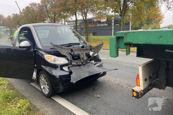 Bestuurder Duitse huurauto botst achterop trailer van vrachtwagen
