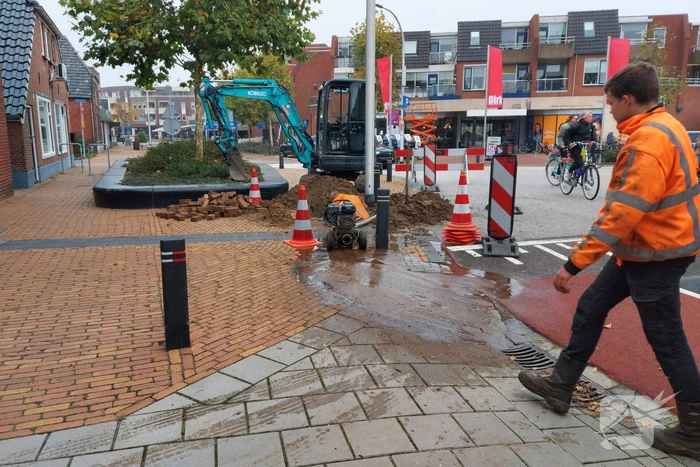 Straat afgezet door waterlekkage