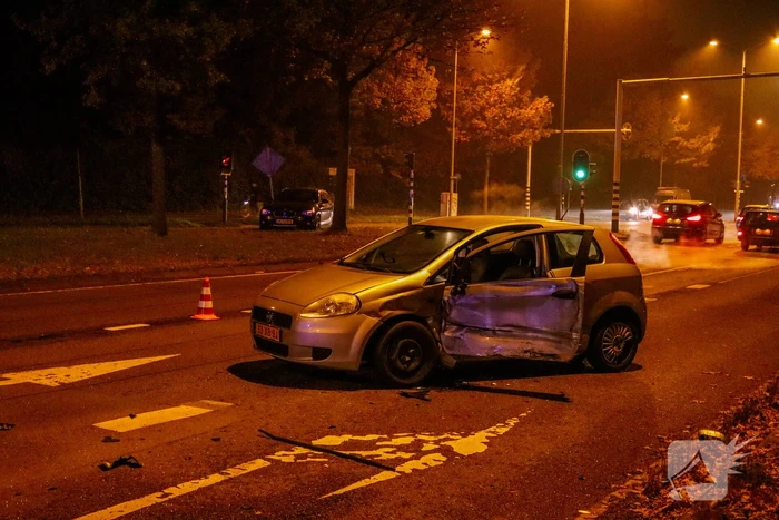 Automobiliste schiet over middenberm en belandt tegen een hek