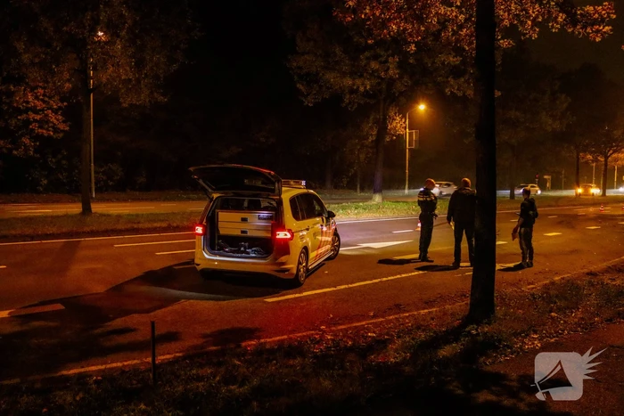 Automobiliste schiet over middenberm en belandt tegen een hek