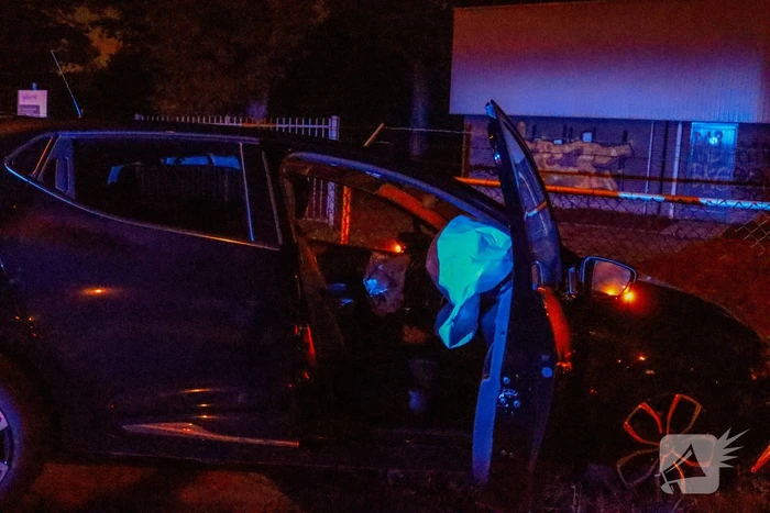 Automobiliste schiet over middenberm en belandt tegen een hek