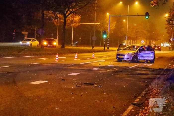 Automobiliste schiet over middenberm en belandt tegen een hek