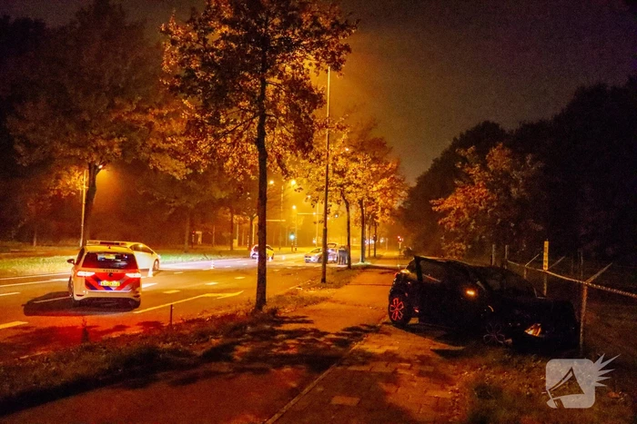 Automobiliste schiet over middenberm en belandt tegen een hek