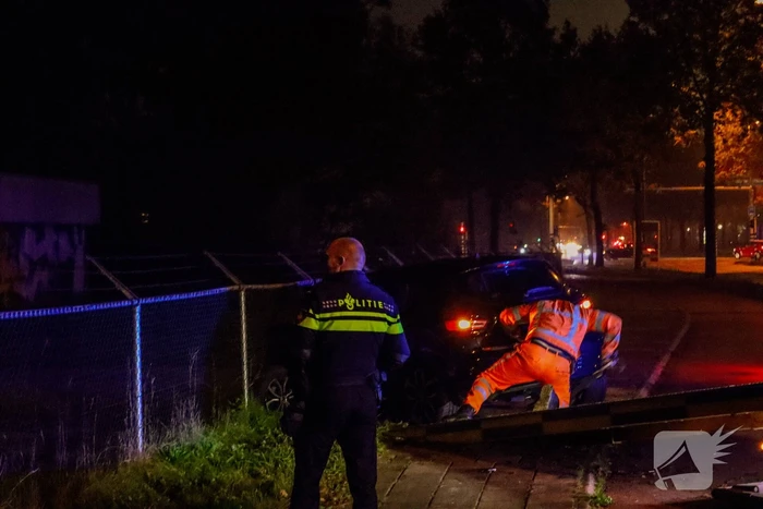 Automobiliste schiet over middenberm en belandt tegen een hek