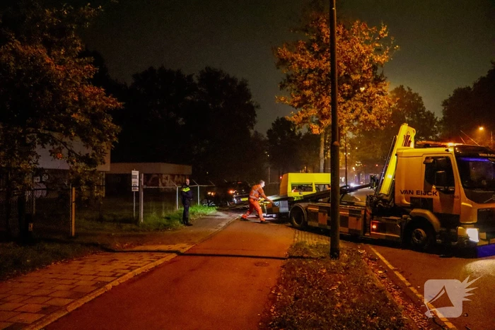 Automobiliste schiet over middenberm en belandt tegen een hek