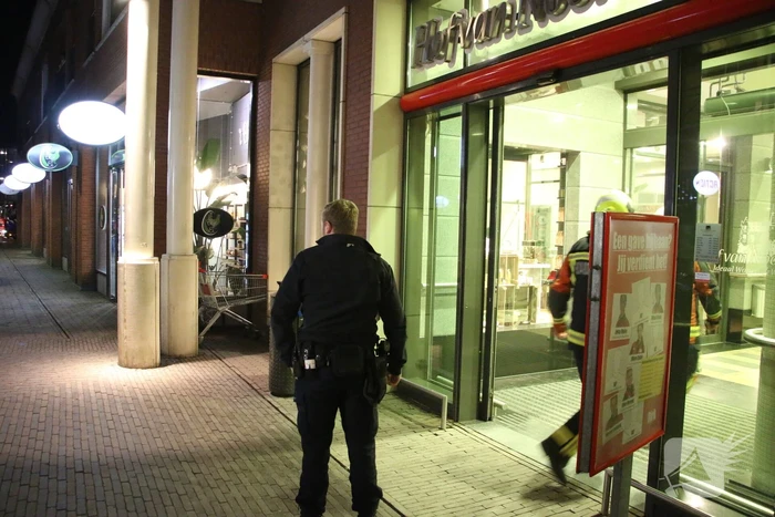 Magazijn van Dirk Supermarkt ontruimd door mogelijke gaslek