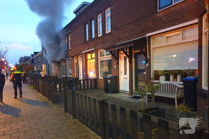 Veel rook uit woning door brand