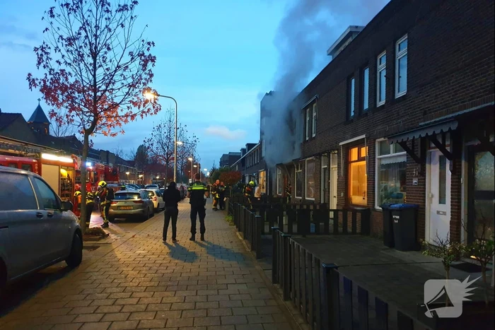 Veel rook uit woning door brand
