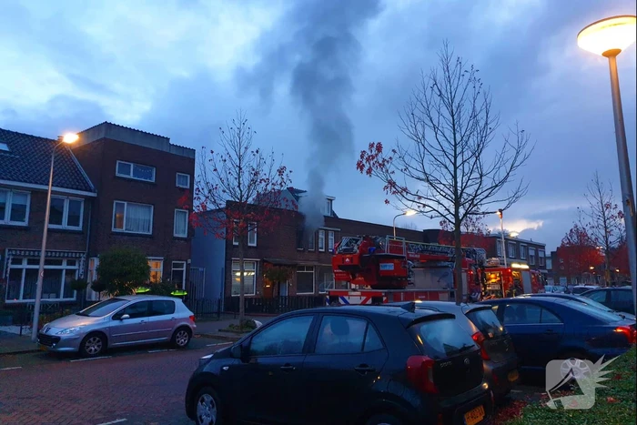 Veel rook uit woning door brand