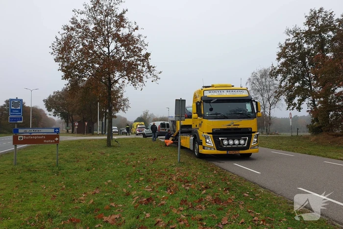 Bestelbus en personenwagen botsen op provinciale weg