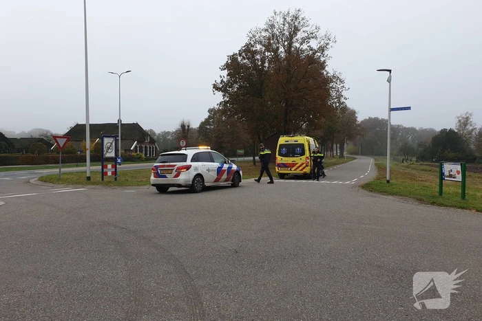 Bestelbus en personenwagen botsen op provinciale weg