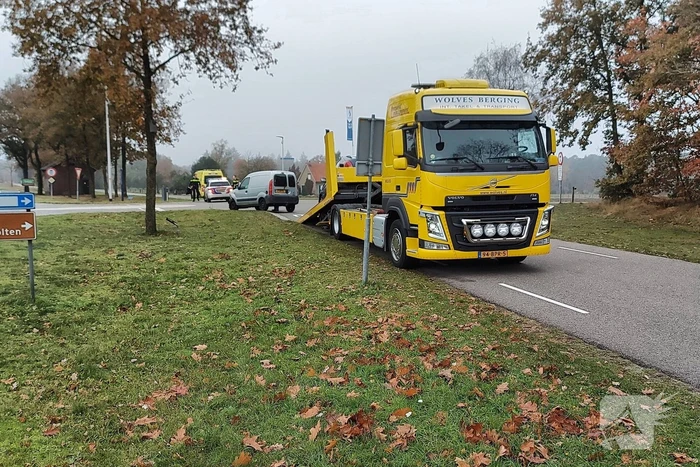 Bestelbus en personenwagen botsen op provinciale weg