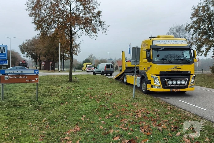 Bestelbus en personenwagen botsen op provinciale weg