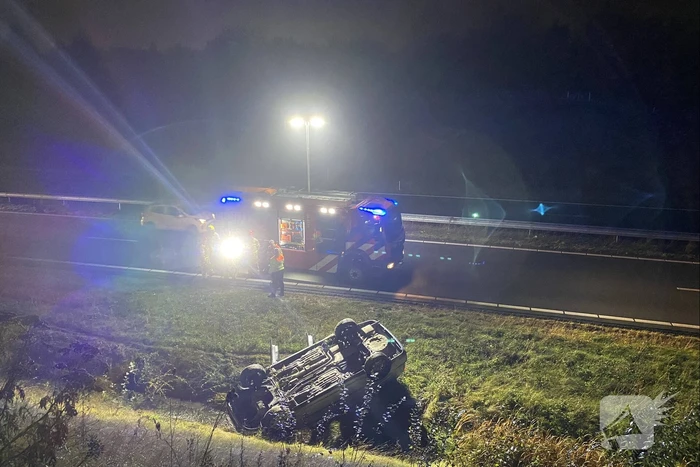 Automobilist slaat met auto over de kop
