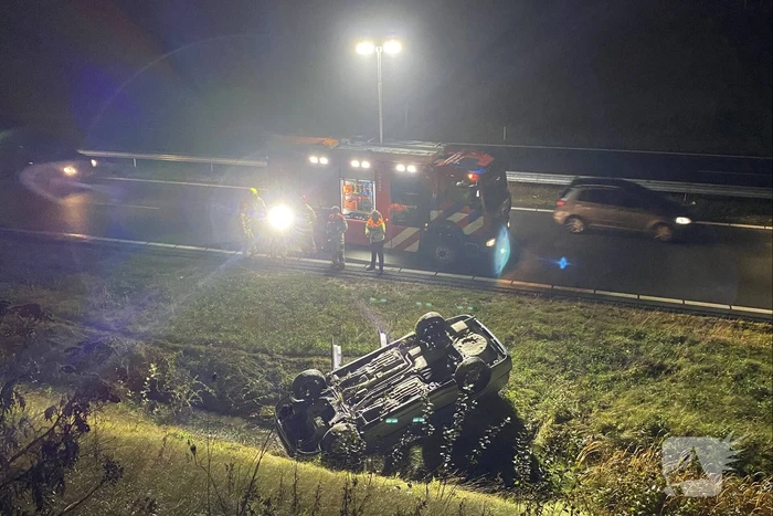 Automobilist slaat met auto over de kop