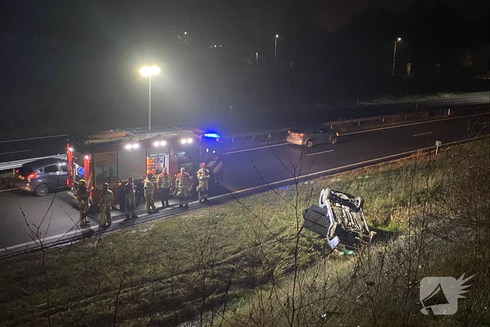 Automobilist slaat met auto over de kop