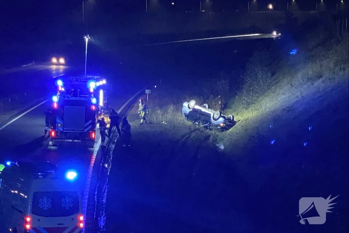 Automobilist slaat met auto over de kop