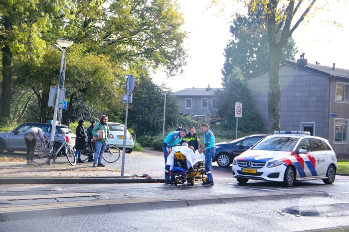 Fietser loopt hoofdwond op bij aanrijding met auto