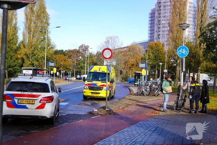 Fietser loopt hoofdwond op bij aanrijding met auto