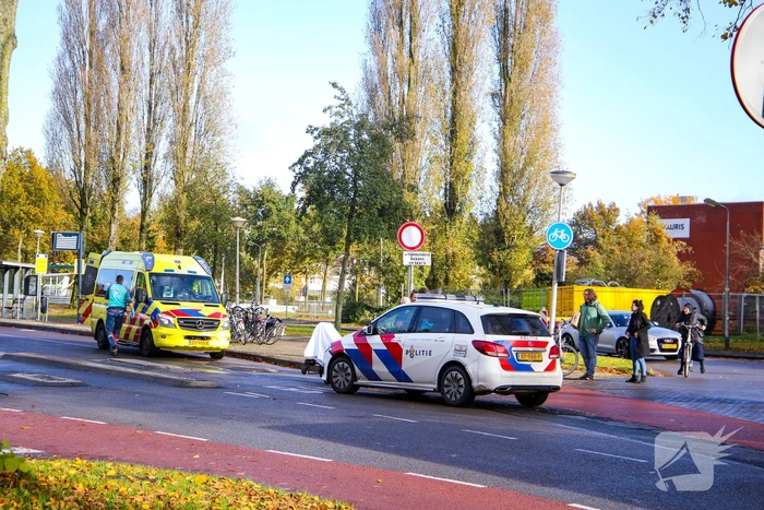 Fietser loopt hoofdwond op bij aanrijding met auto
