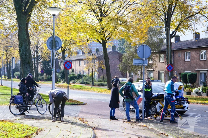 Fietser loopt hoofdwond op bij aanrijding met auto