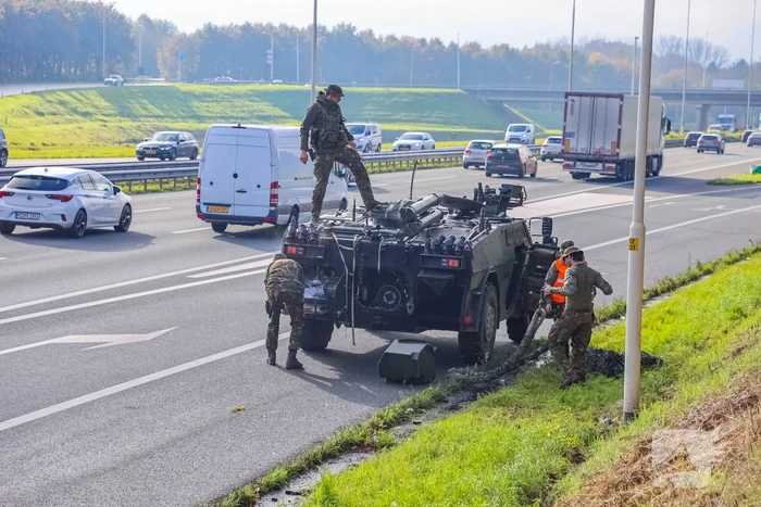 Fennek-verkenningsvoertuig Defensie strandt op snelweg
