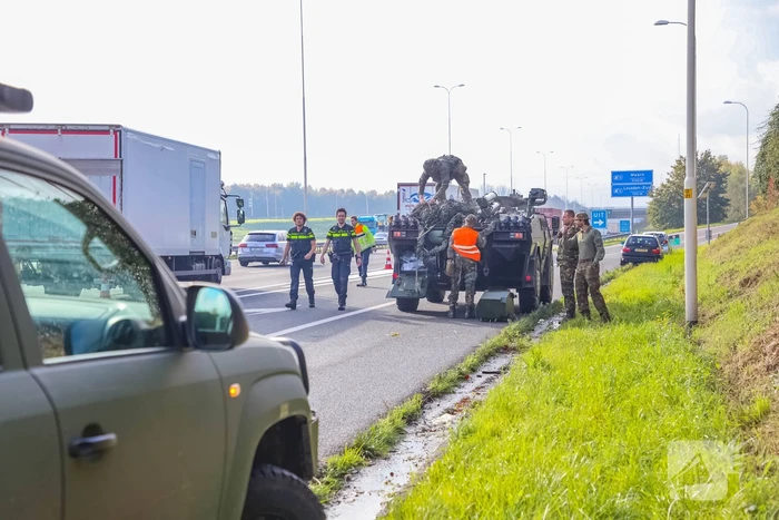 Fennek-verkenningsvoertuig Defensie strandt op snelweg