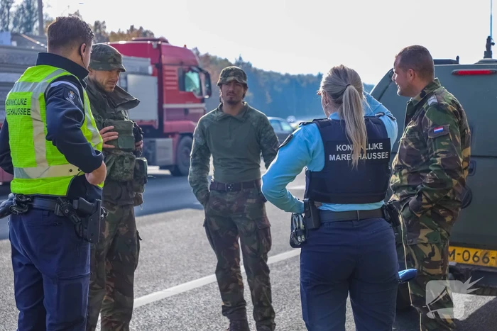 Fennek-verkenningsvoertuig Defensie strandt op snelweg