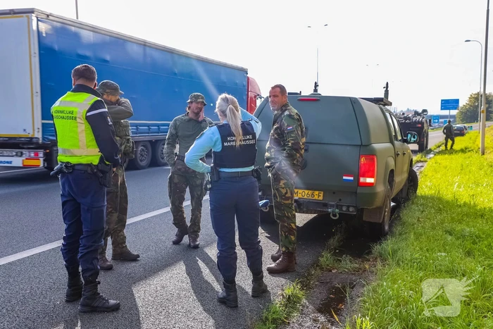 Fennek-verkenningsvoertuig Defensie strandt op snelweg