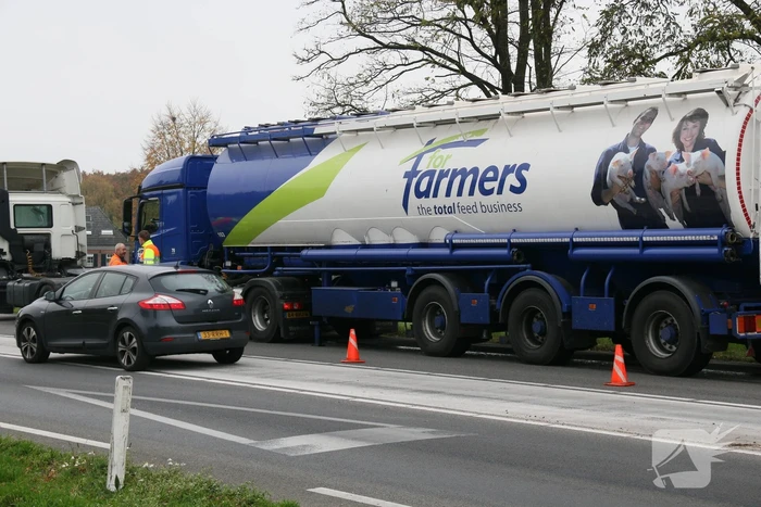 Lekkende vrachtwagencombinatie zorgt voor verkeershinder