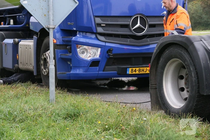Lekkende vrachtwagencombinatie zorgt voor verkeershinder