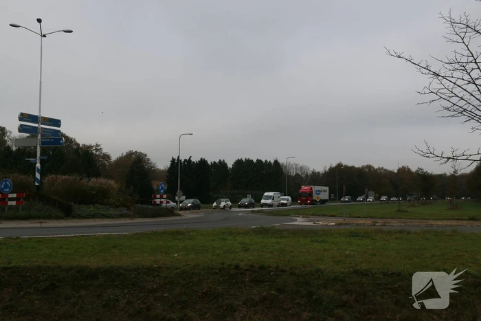 Lekkende vrachtwagencombinatie zorgt voor verkeershinder