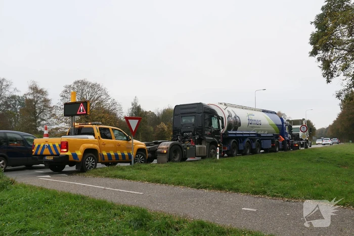 Lekkende vrachtwagencombinatie zorgt voor verkeershinder