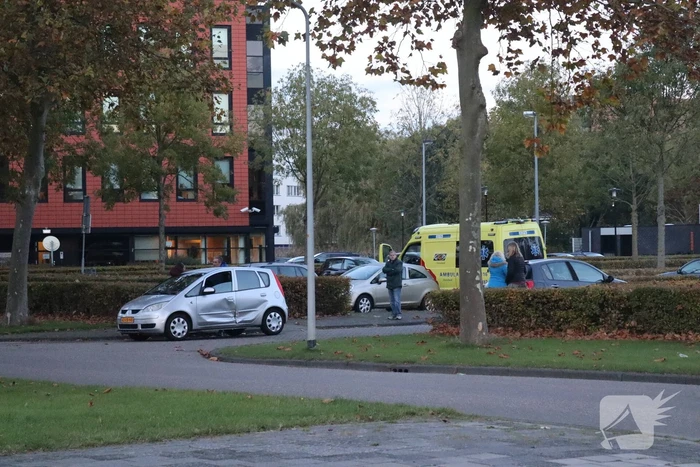 Persoon gewond bij botsing tussen twee auto's