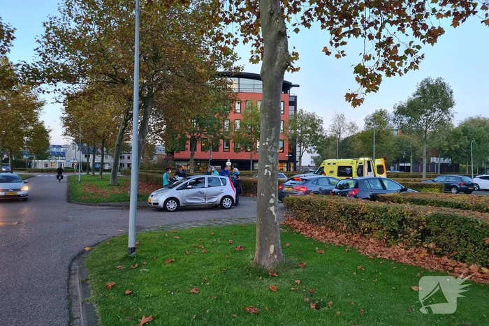 Persoon gewond bij botsing tussen twee auto's