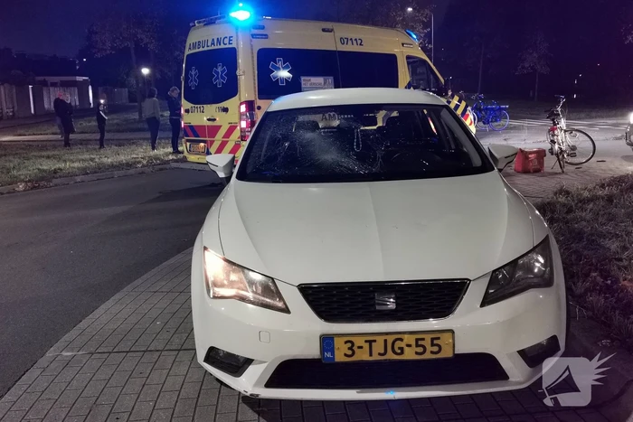 Fietser gewond bij botsing met auto op rotonde