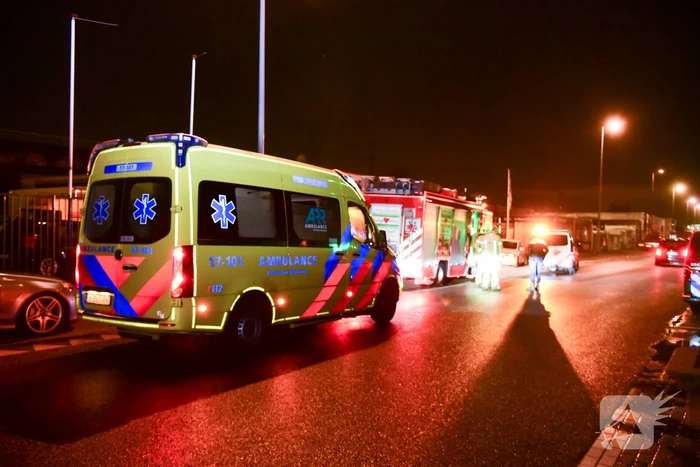 Persoon bekneld onder overhead deur