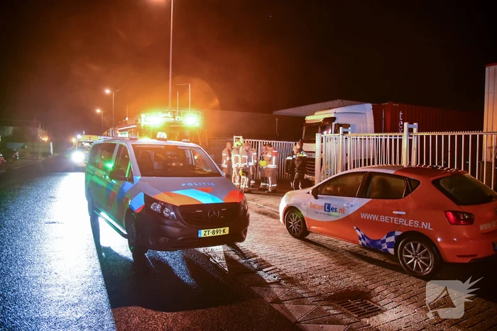 Persoon bekneld onder overhead deur