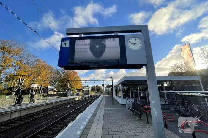 Beeldschermen van station vernield