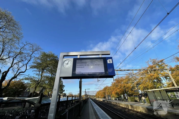 Beeldschermen van station vernield