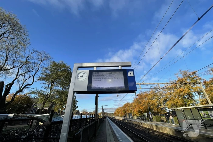 Beeldschermen van station vernield