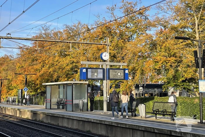 Beeldschermen van station vernield