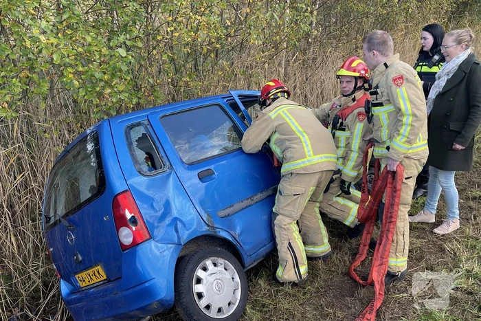 Auto belandt in sloot na botsing met vrachtwagen